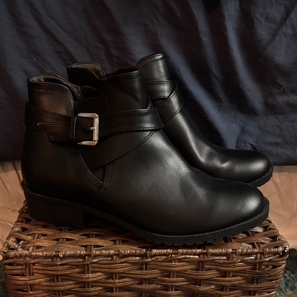 Time and Tru women’s Black Leather Ankle Boots 7.5 W